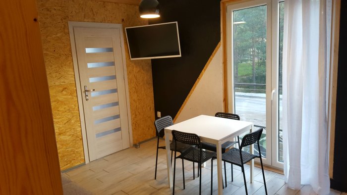 Apartament czteroosobowy z oddzielną sypialnią.