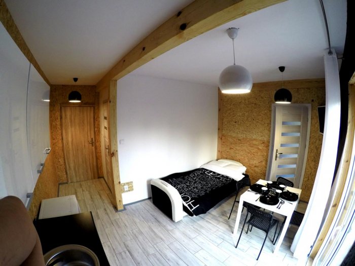 Apartament czteroosobowy z oddzielną sypialnią.
