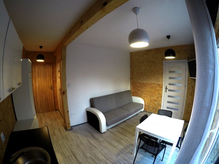 Apartament czteroosobowy z oddzielną sypialnią.