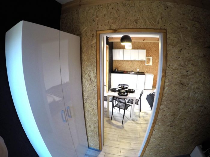 Apartament czteroosobowy z oddzielną sypialnią.