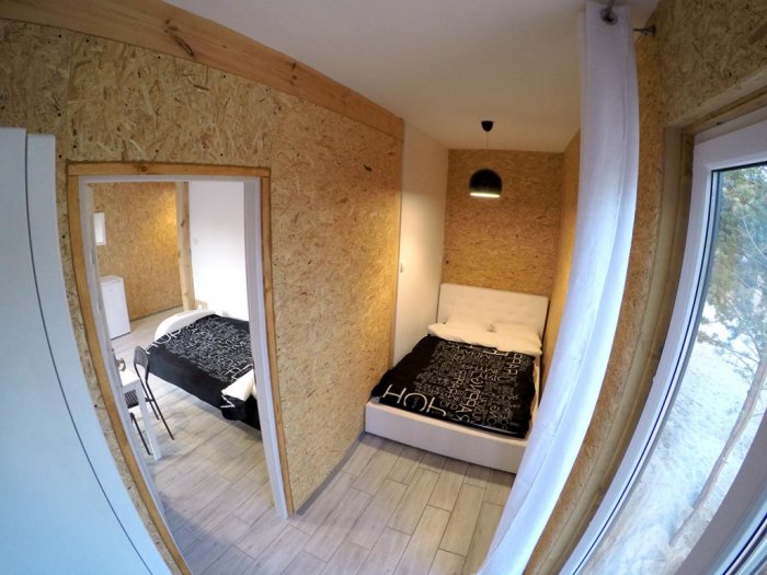 Apartament czteroosobowy z oddzielną sypialnią.