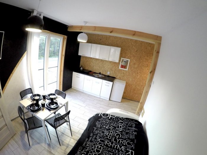 Apartament czteroosobowy z oddzielną sypialnią.