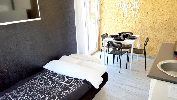 Studio czteroosobowe małe.