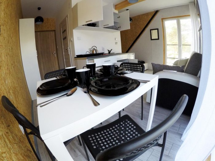 Studio czteroosobowe małe.