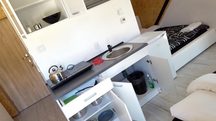 Studio czteroosobowe małe.