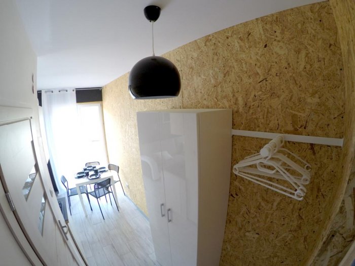 Studio czteroosobowe małe.