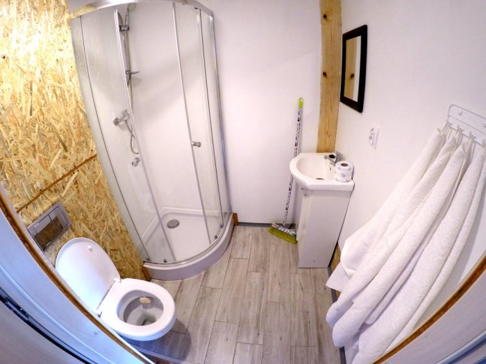 Studio czteroosobowe małe.