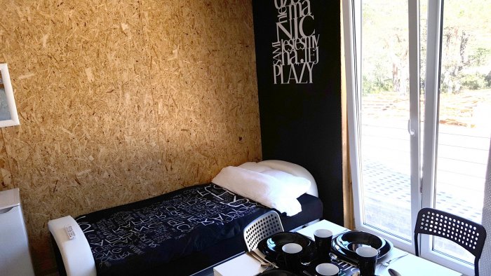 Apartament czteroosobowy z oddzielną sypialnią.