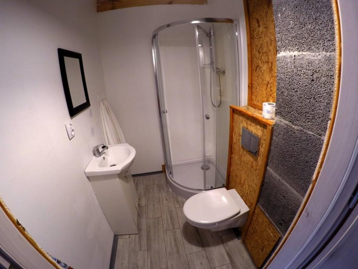 Apartament czteroosobowy z oddzielną sypialnią.