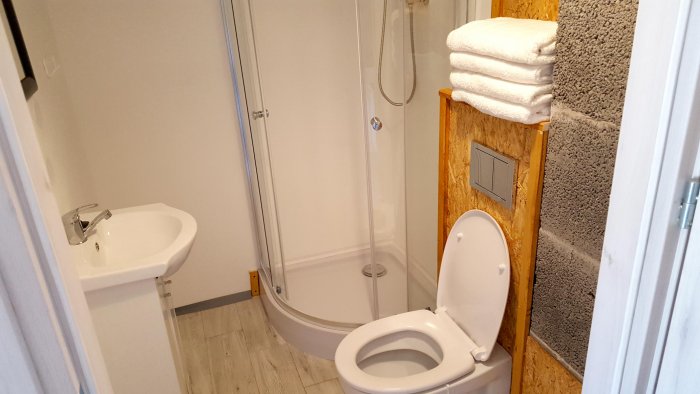 Apartament czteroosobowy z oddzielną sypialnią.