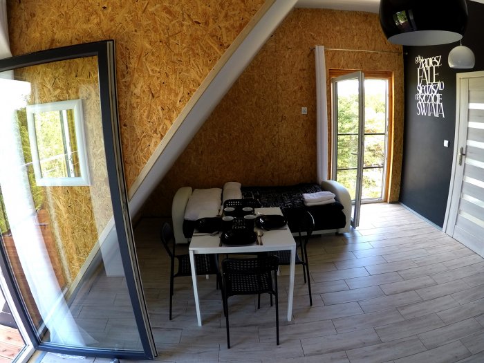 Apartament czteroosobowy z dużym tarasem i oddzielną sypialnią