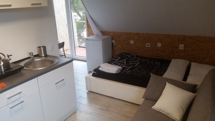 Studio czteroosobowe małe z balkonem.