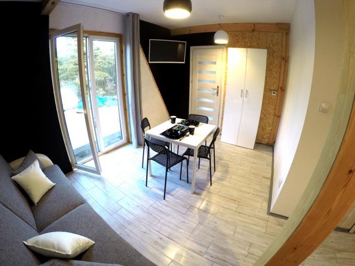 Apartament czteroosobowy z oddzielną sypialnią.